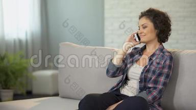 双种族女孩坐在沙发上，通过电话订餐，交流